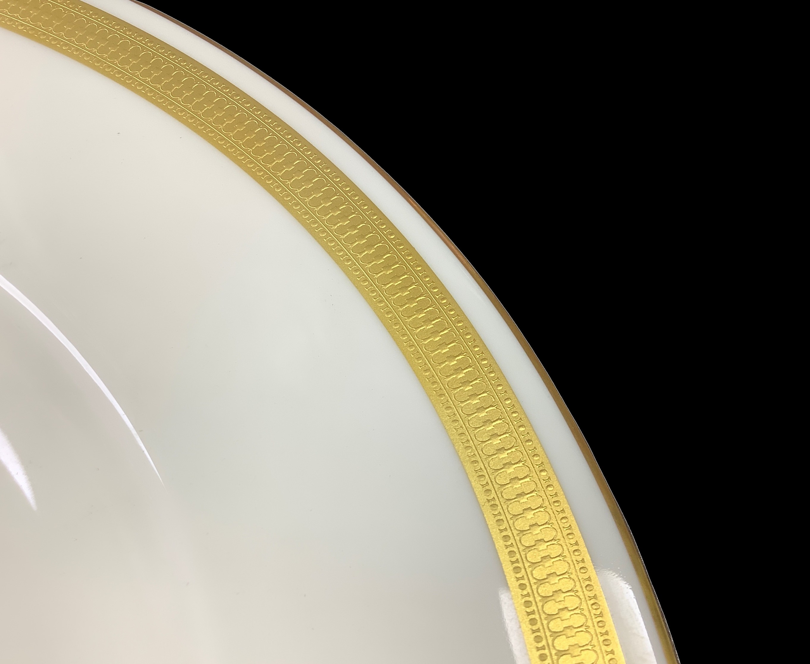 Elegante servizio di piatti e caffe' in porcellana con perfilo in oro.