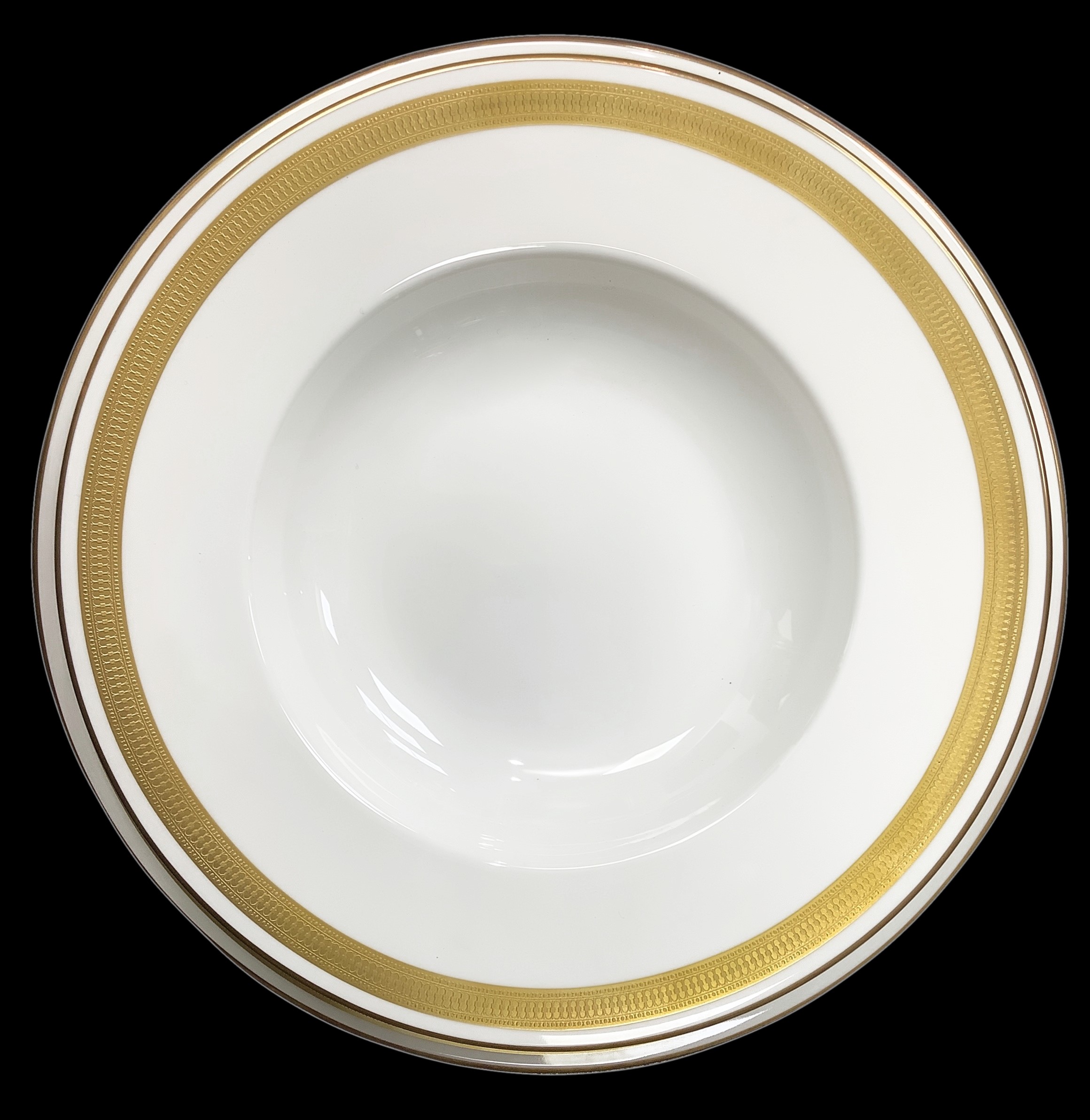 Elegante servizio di piatti e caffe' in porcellana con perfilo in oro.