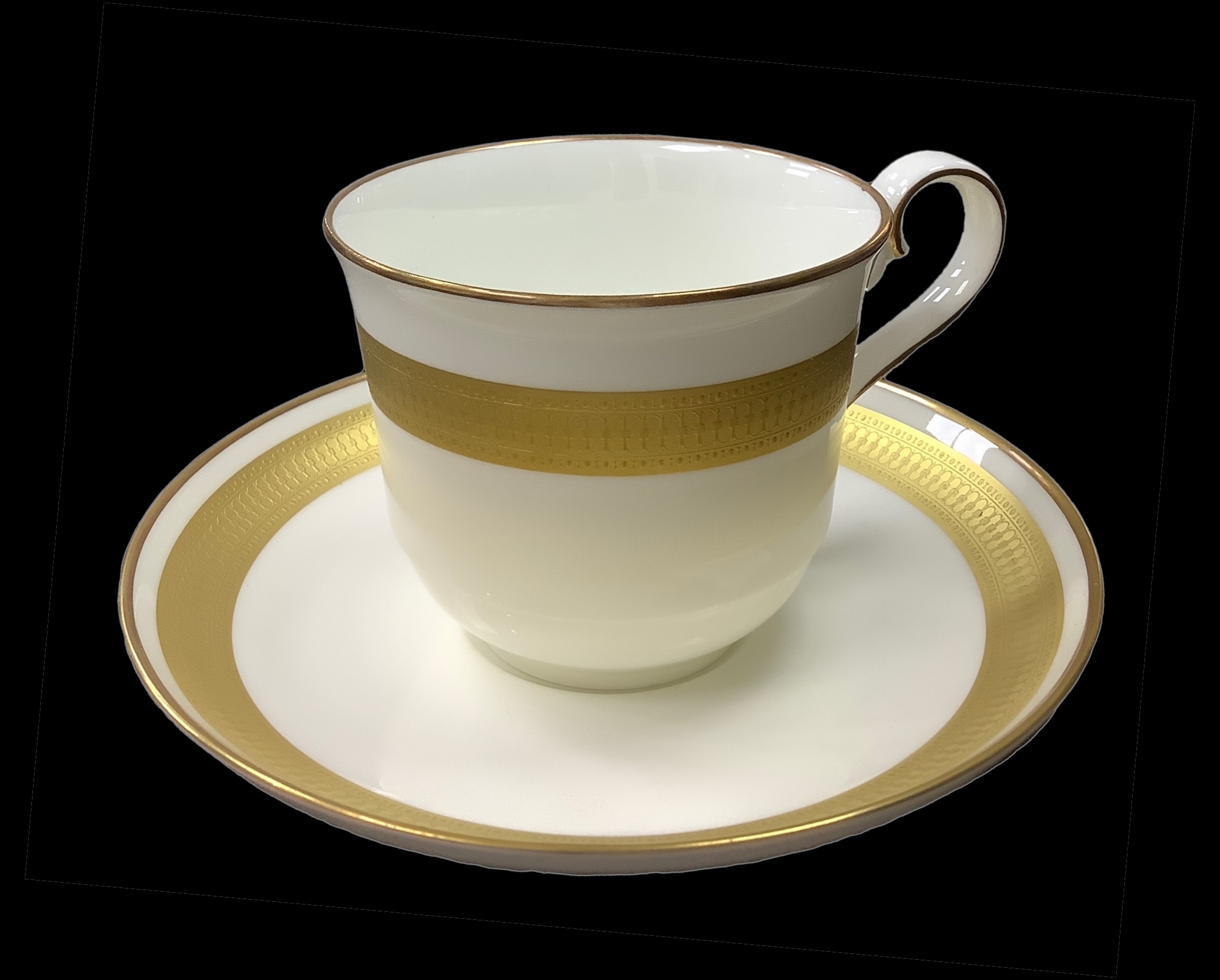Elegante servizio di piatti e caffe' in porcellana con perfilo in oro.