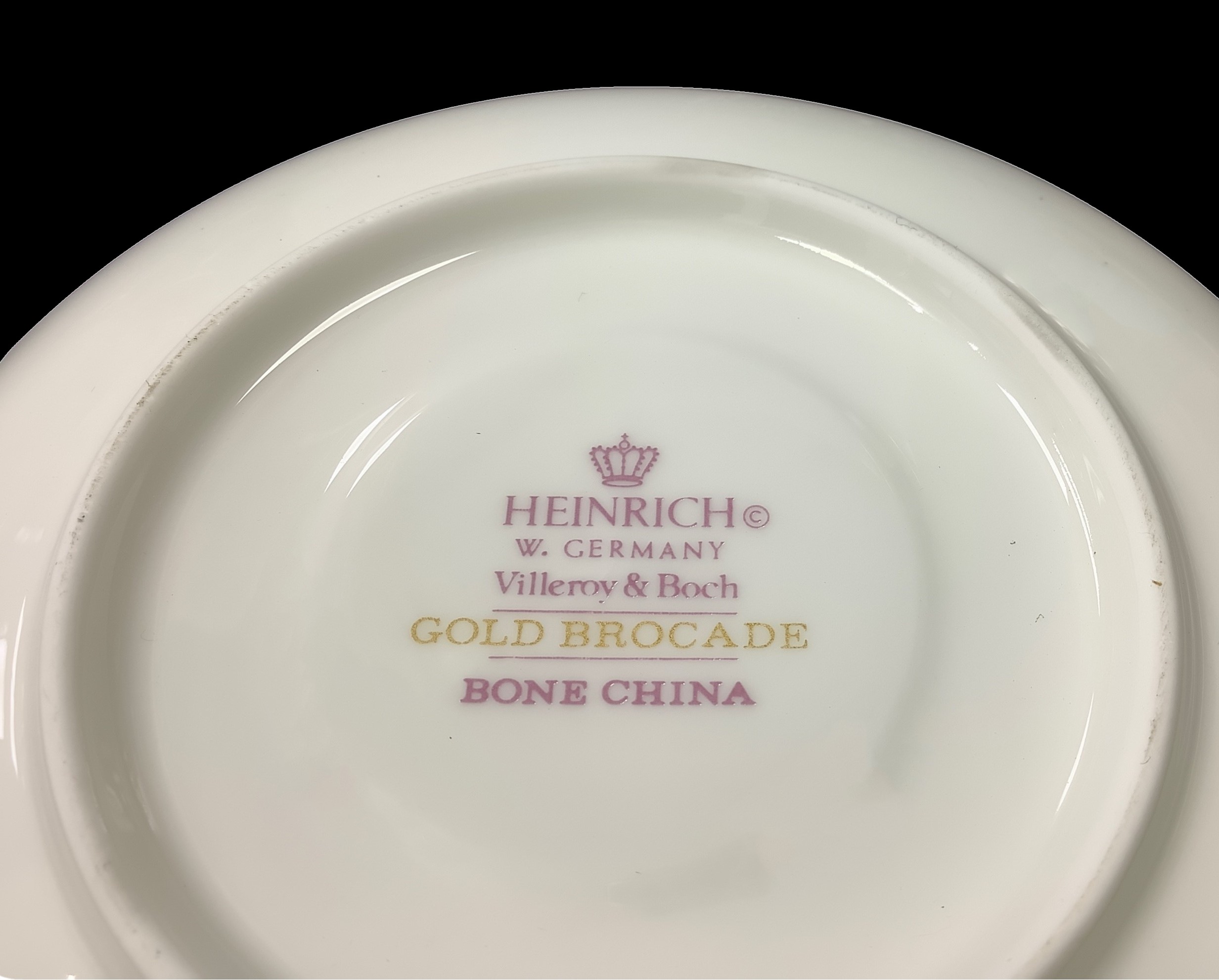 Elegante servizio di piatti e caffe' in porcellana con perfilo in oro.