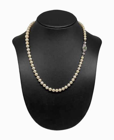 Collana di Perle con Chiusura in Oro Bianco e Smeraldo Centrale.