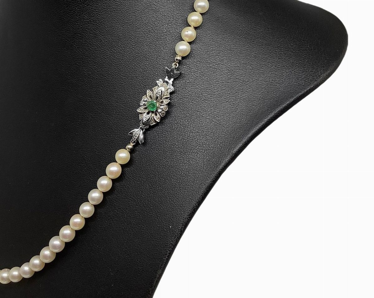 Collana di Perle con Chiusura in Oro Bianco e Smeraldo Centrale.