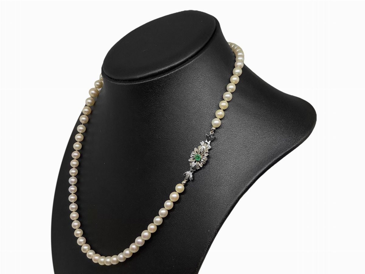 Collana di Perle con Chiusura in Oro Bianco e Smeraldo Centrale.