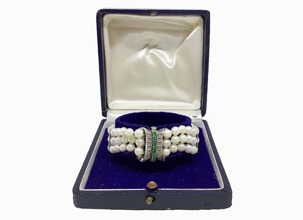 Bracciale di perle con chiusura in oro e smeraldi.