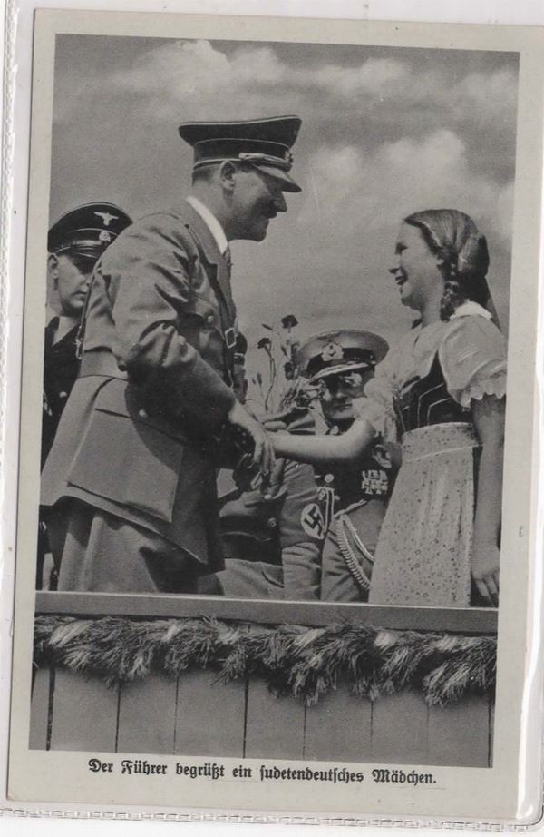 Cartolina fotografica originale Il Fuhrer saluta una ragazza tedesca dei sudeti