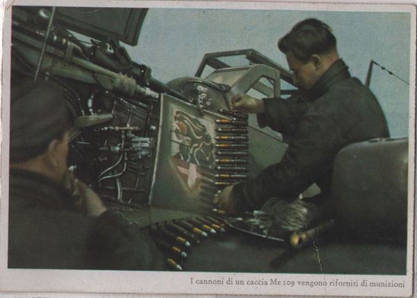 Cartolina originare fotografia - I cannoni da caccia Messerschmitt Me 109 - Vengono riforniti di munizioni.