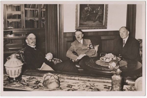 Original photographic postcard - Visit by British Prime Minister Neville Chamberlain to the Fuhrer's private residence 30.09.1938  - Auction Asta di Cartoline storiche, paesaggistiche, pubblicitarie. - Casa d'aste La Rosa