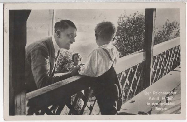 Cartolina fotografica originale propaganda nazista "Il cavaliere Adolf Hitler nelle amate montagne"