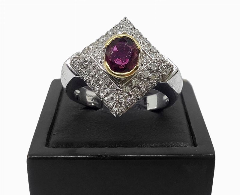 Anello in oro bianco con brillanti e rubino montato su oro giallo