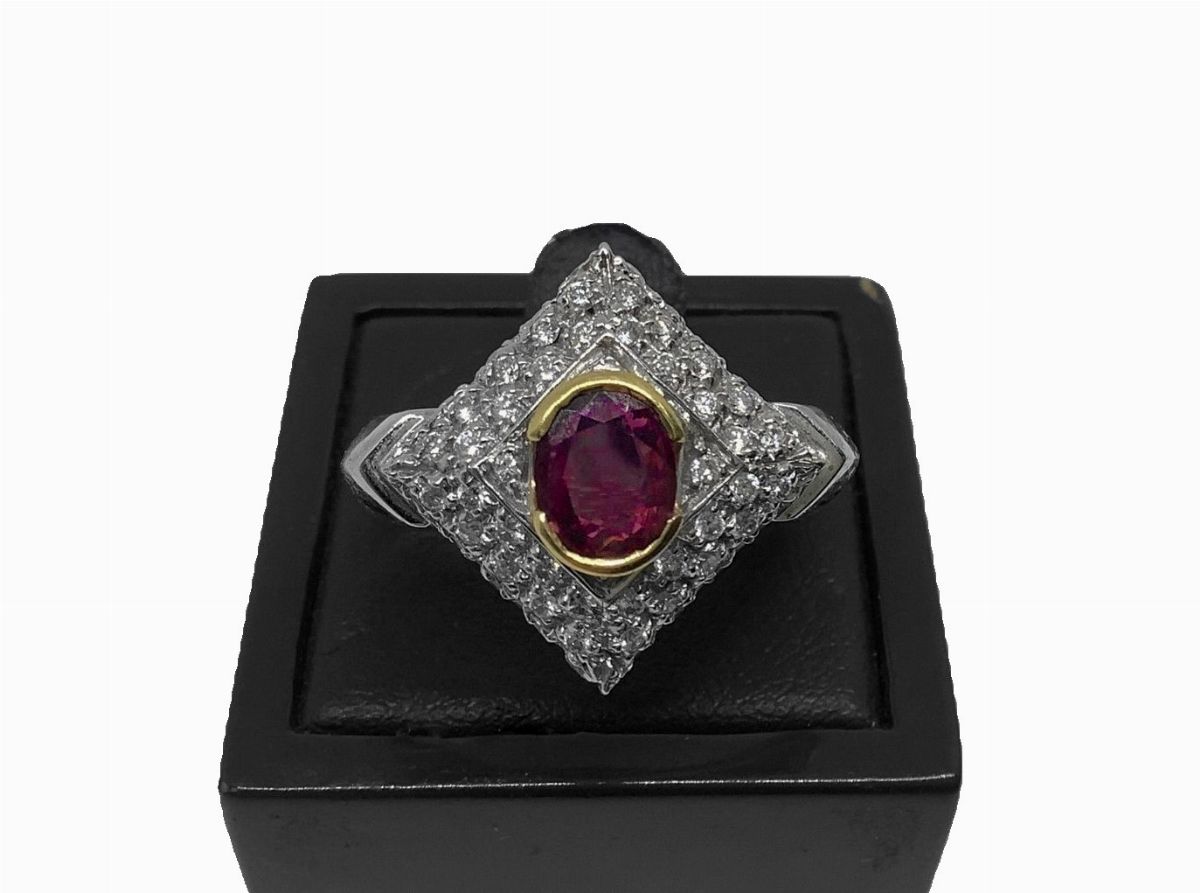 Anello in oro bianco con brillanti e rubino montato su oro giallo
