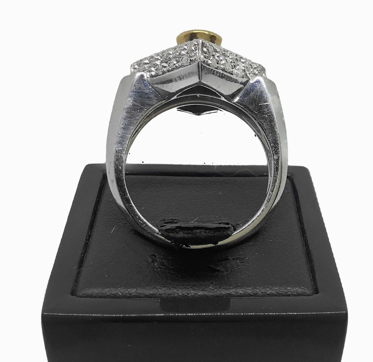 Anello in oro bianco con brillanti e rubino montato su oro giallo