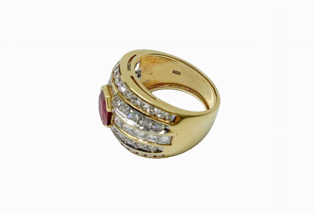 Anello in oro bianco con brillanti e rubino montato su oro giallo