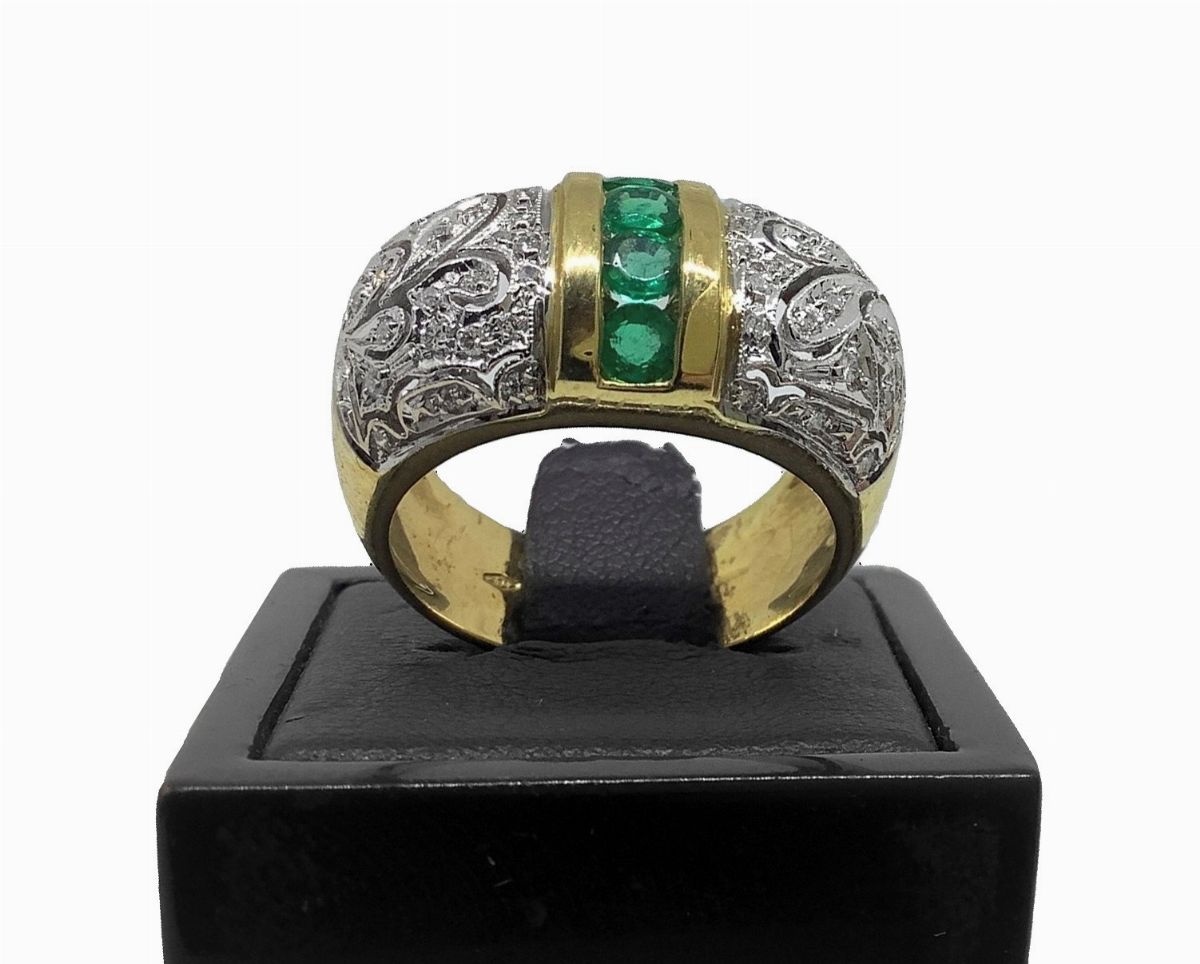 Anello in Oro Giallo con Brillanti e Smeraldi