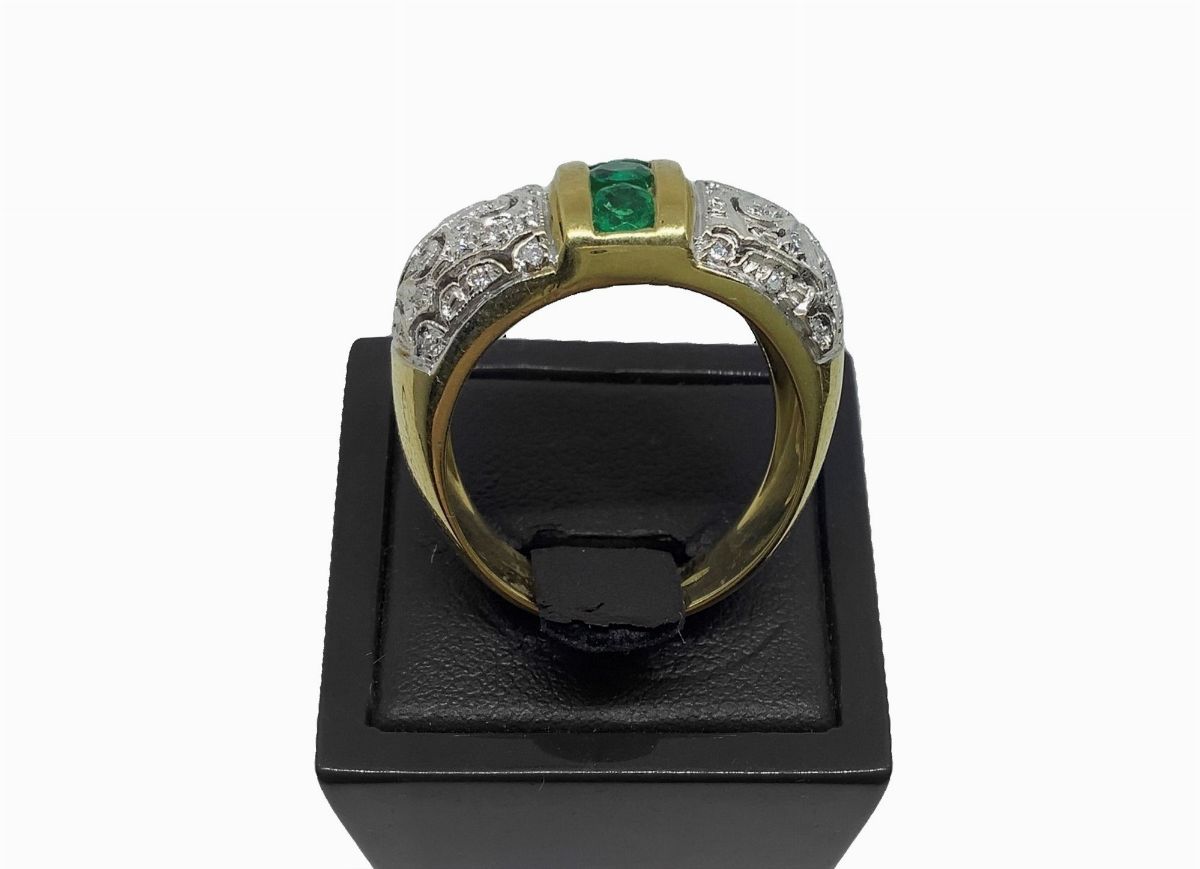 Anello in Oro Giallo con Brillanti e Smeraldi
