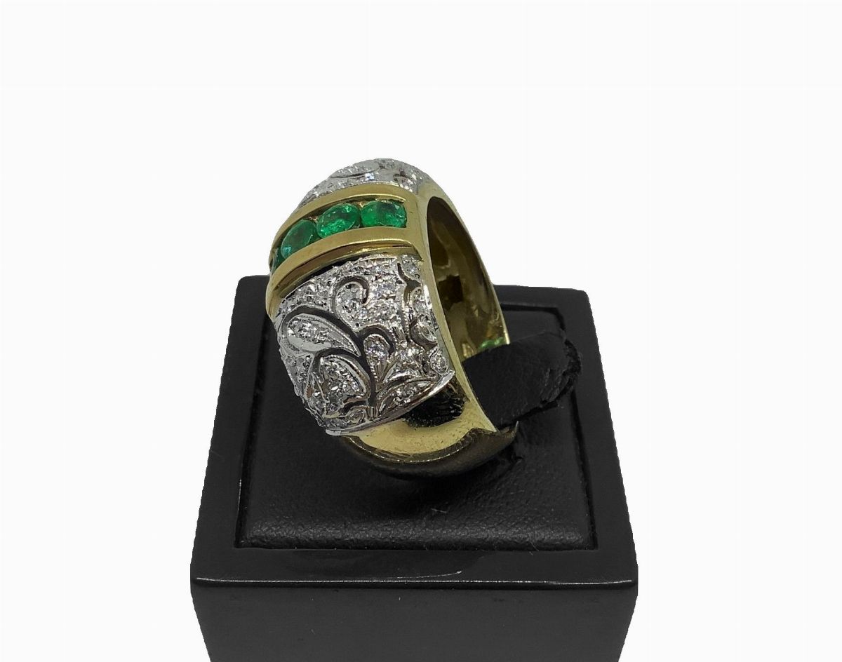 Anello in Oro Giallo con Brillanti e Smeraldi