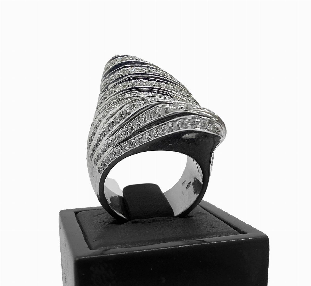 Anello scultura con brillanti