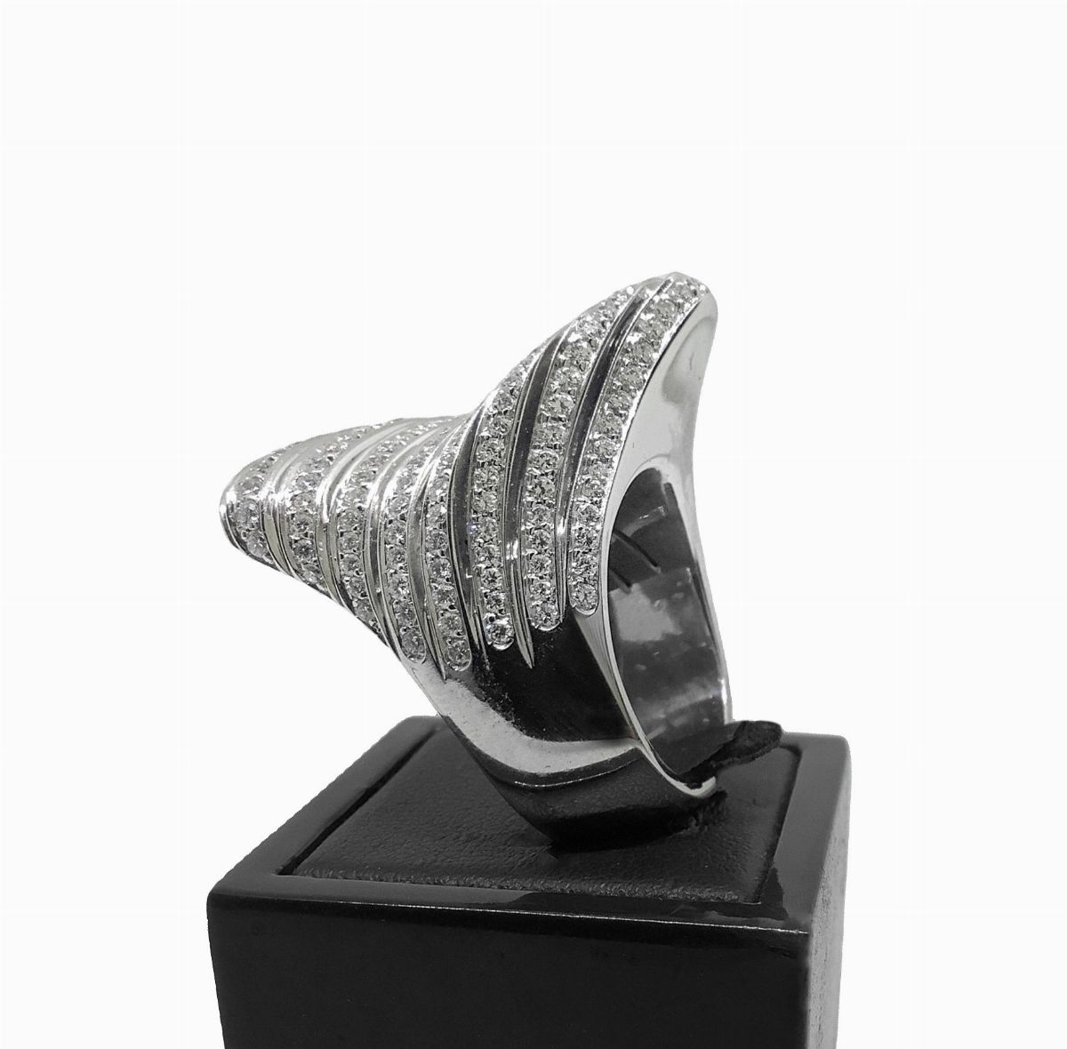 Anello scultura con brillanti