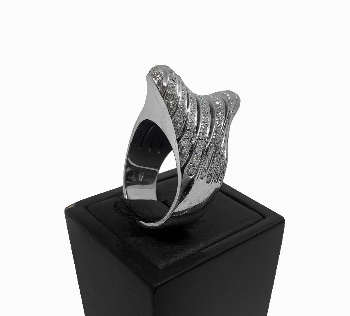 Anello scultura con brillanti