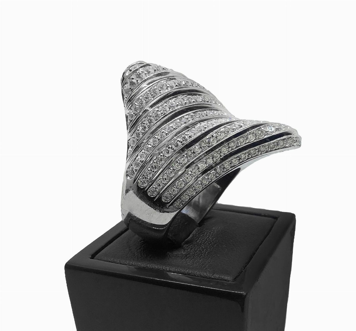 Anello scultura con brillanti