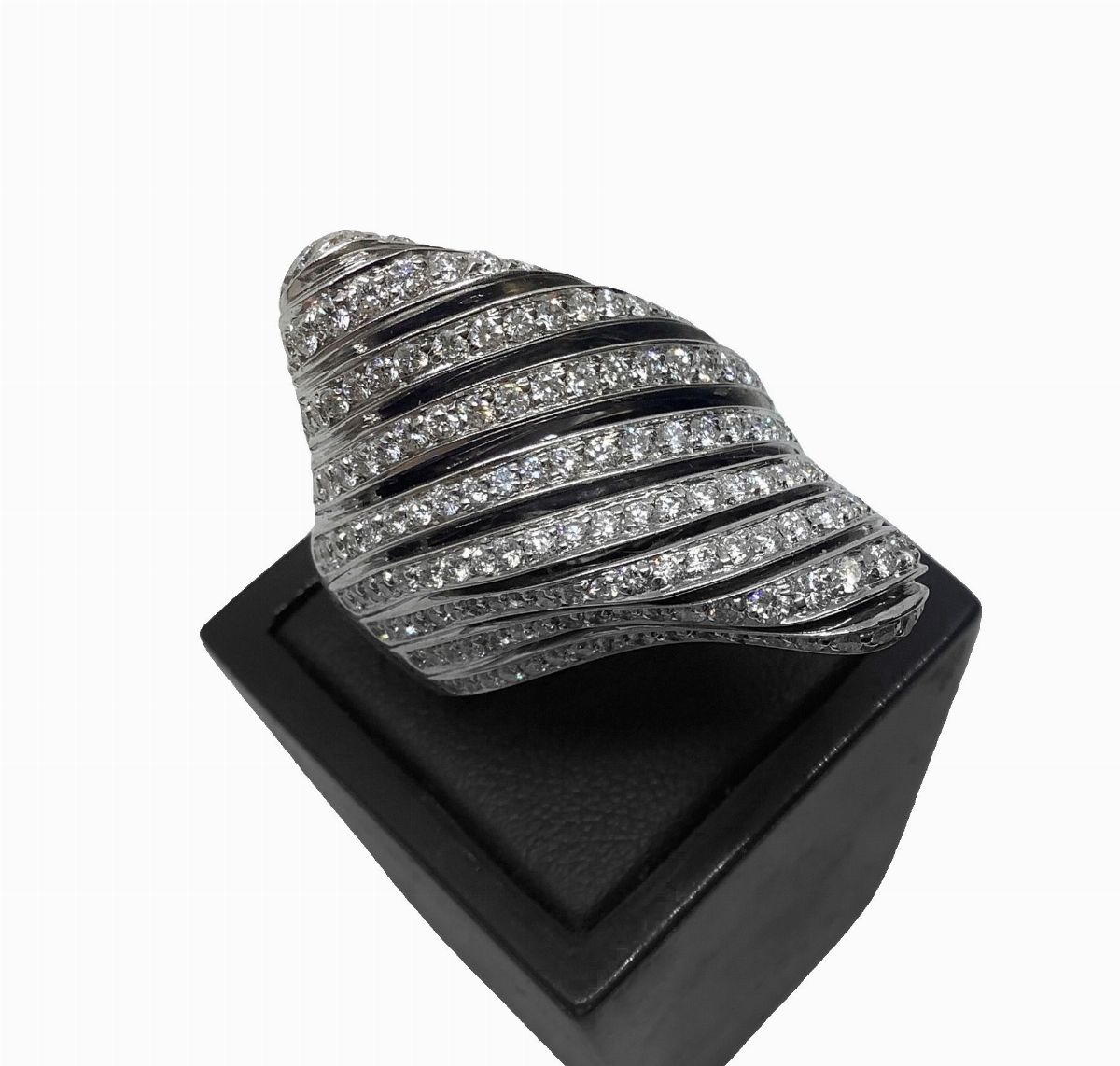 Anello scultura con brillanti