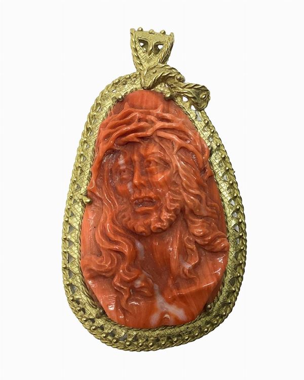 Importante cammeo in corallo con base in oro raffigurante Cristo 