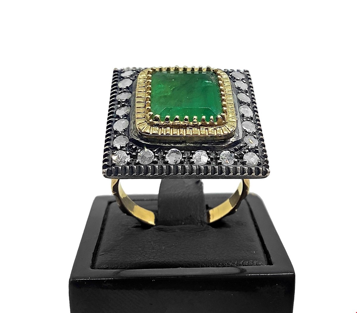 Anello in Oro e Argento con Rosette di Diamanti e Radice Smeraldo Centrale