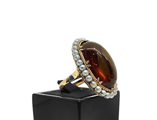 Anello con ovale in ambra contornato da perline