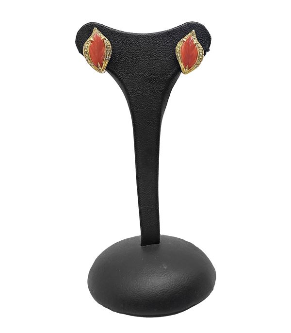 Orecchini a forma di foglia con corallo, brillanti e scagliette