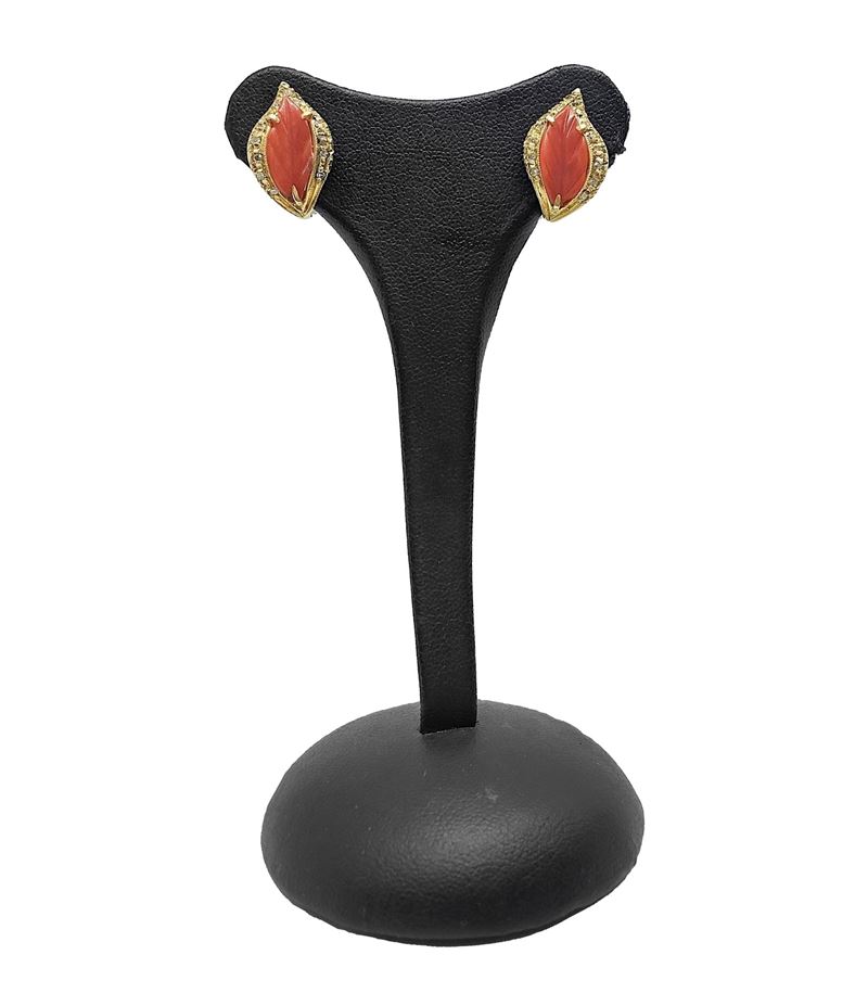 Orecchini a Forma di Foglia con Corallo, Brillanti e Scagliette