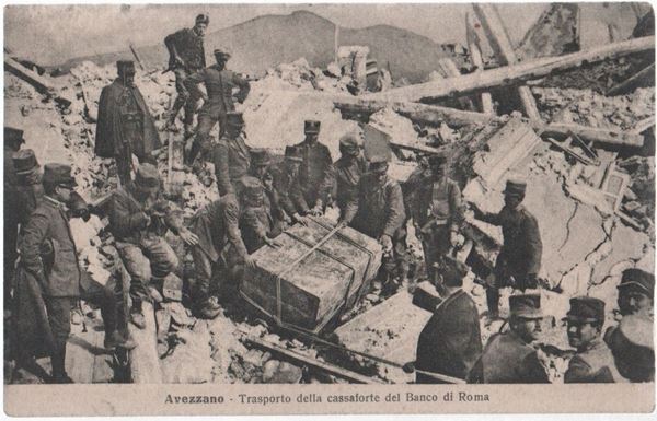 Cartolina originale Avezzano - trasporto della cassaforte del Banco di Roma dopo il terremoto del 1915