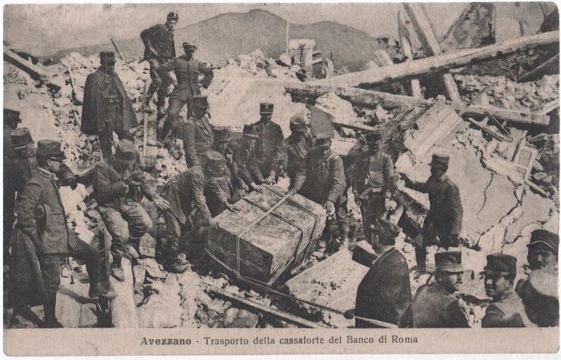 Cartolina Originale Avezzano - Trasporto della Cassaforte del Banco di Roma Dopo il Terremoto del...