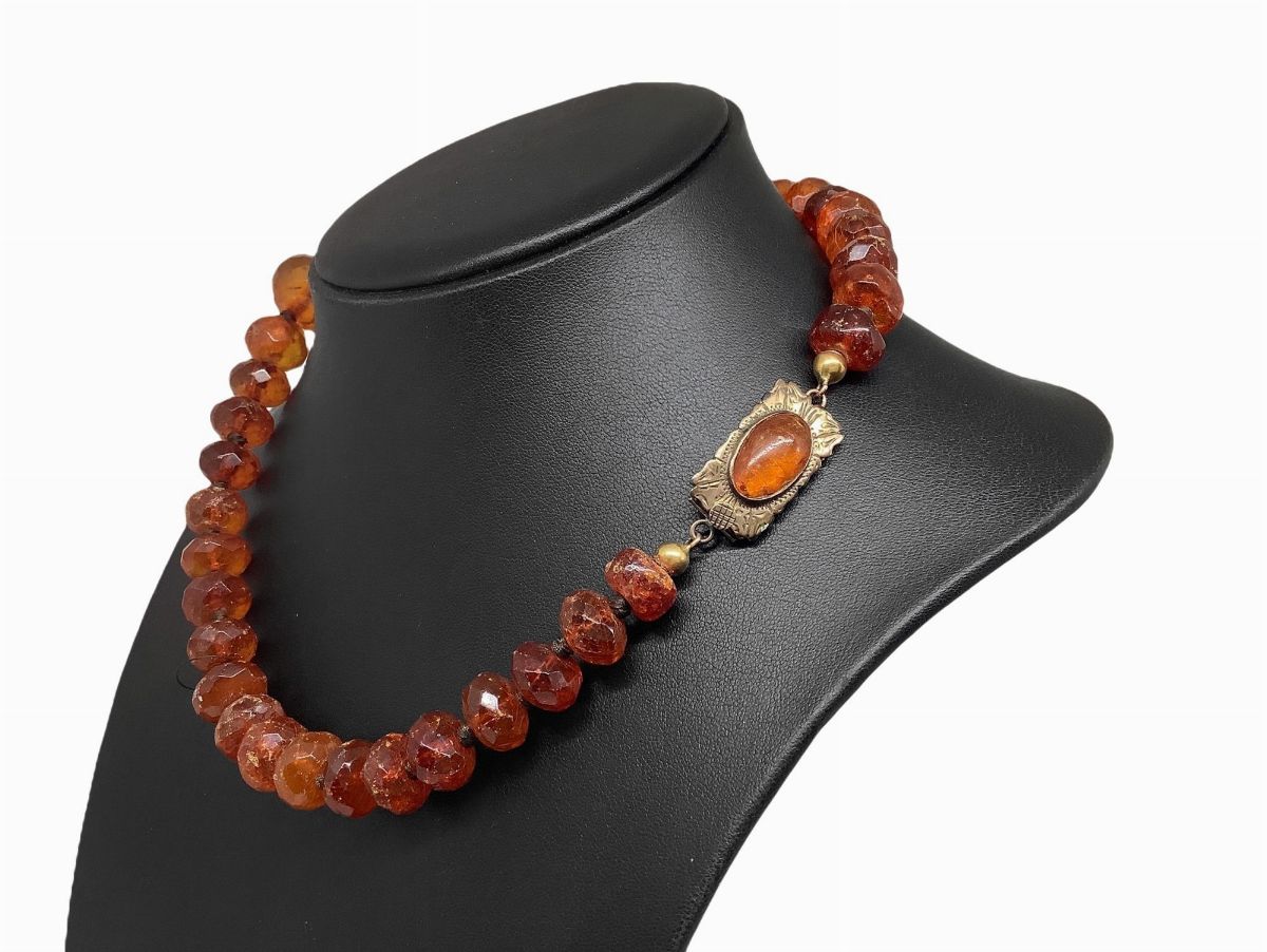 Collana in ambra con susta in oro