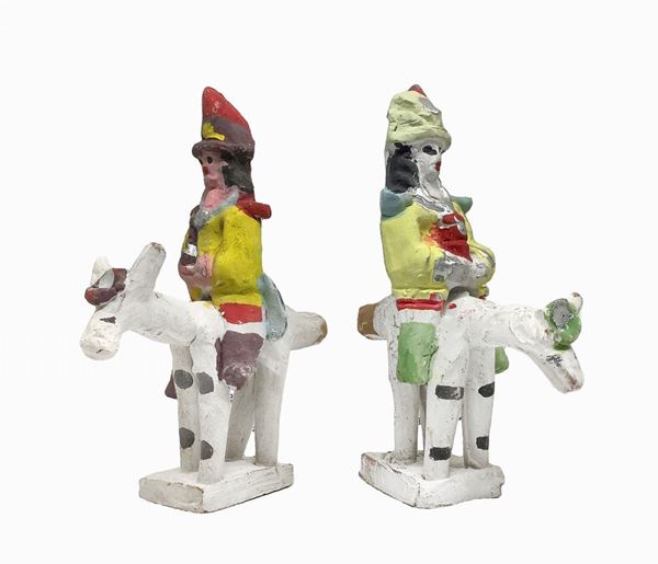 Salvatore Leone - Coppia di fischetti policromi in ceramica di Caltagirone raffiguranti due carabinieri a cavallo