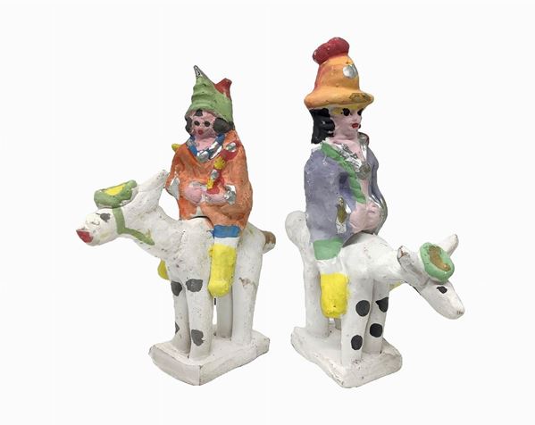 Salvatore Leone - Coppia di fischetti policromi in ceramica di Caltagirone raffiguranti due carabinieri a cavallo