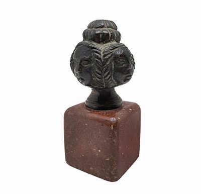 Scultura di autore anonimo, Bronzo con quattro volti su base in porfido rosso, XIII secolo