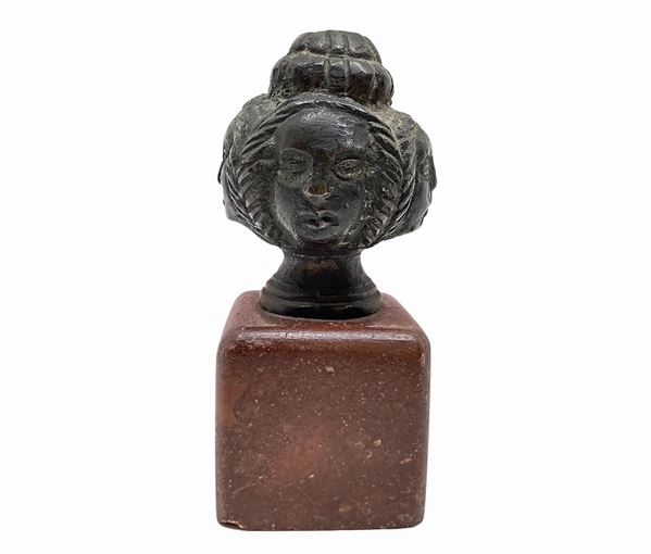 Piccolo bronzo raffigurante 4 volti di donna
