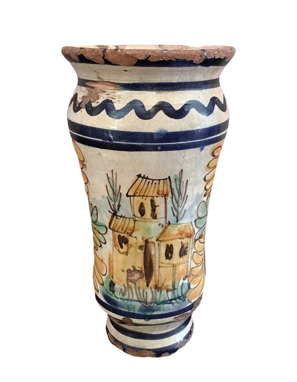 Vaso a sfondo bianco con motivi blu, fiori e case