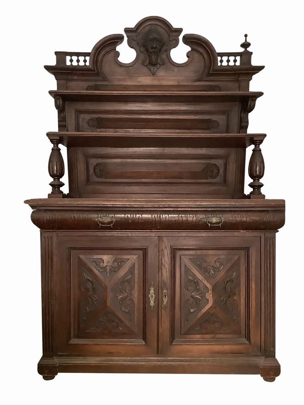 Piattaia in rovere con corpo inferiore con due cassetti e due sportelli superiori. Alzata con mensole in legno di rovere.