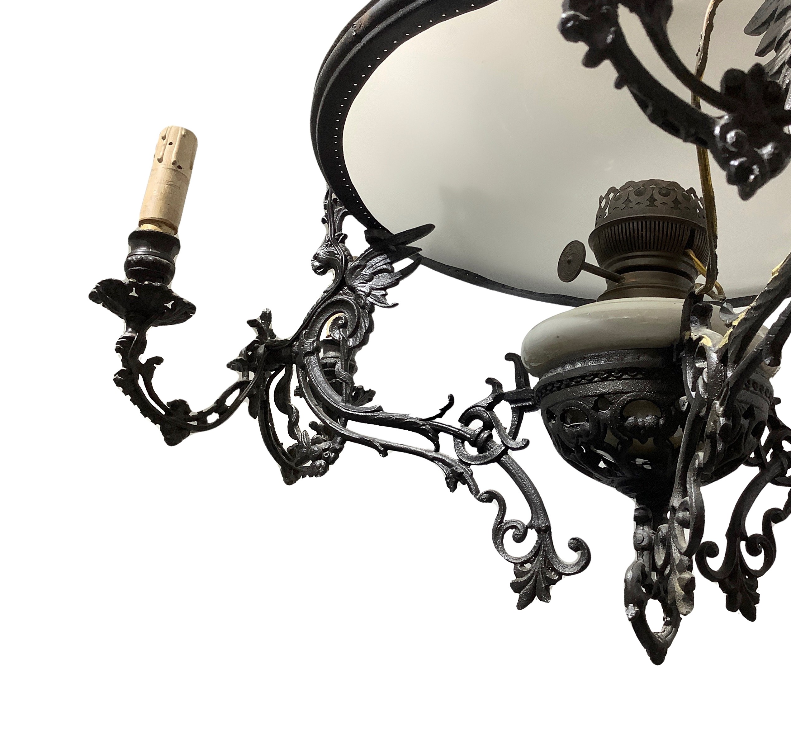 Lampadario in ottone con coppa in opaline di vetro.