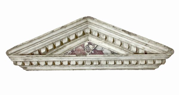 Frammento-Timpano in marmo bianco con diaspri siciliani.