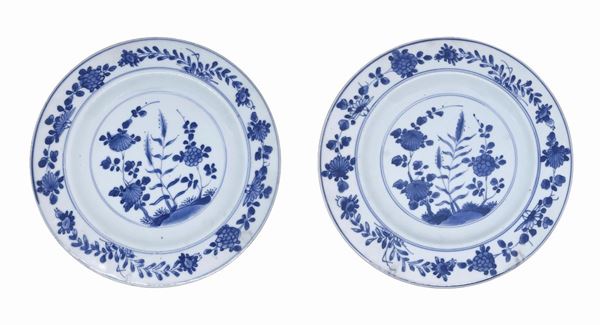Coppia di piatti con decorazioni floreali nei toni del blu
