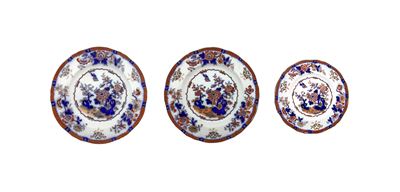 Tre Piatti Oriental Japan con Decorazioni Floreali Cinesi in Blu e Marrone su Sfondo Bianco