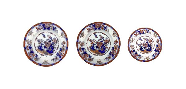 Tre piatti Oriental Japan con decorazioni floreali cinesi in blu e marrone su sfondo bianco