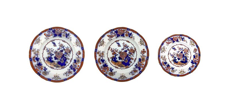 Tre Piatti Oriental Japan con Decorazioni Floreali Cinesi in Blu e Marrone su Sfondo Bianco