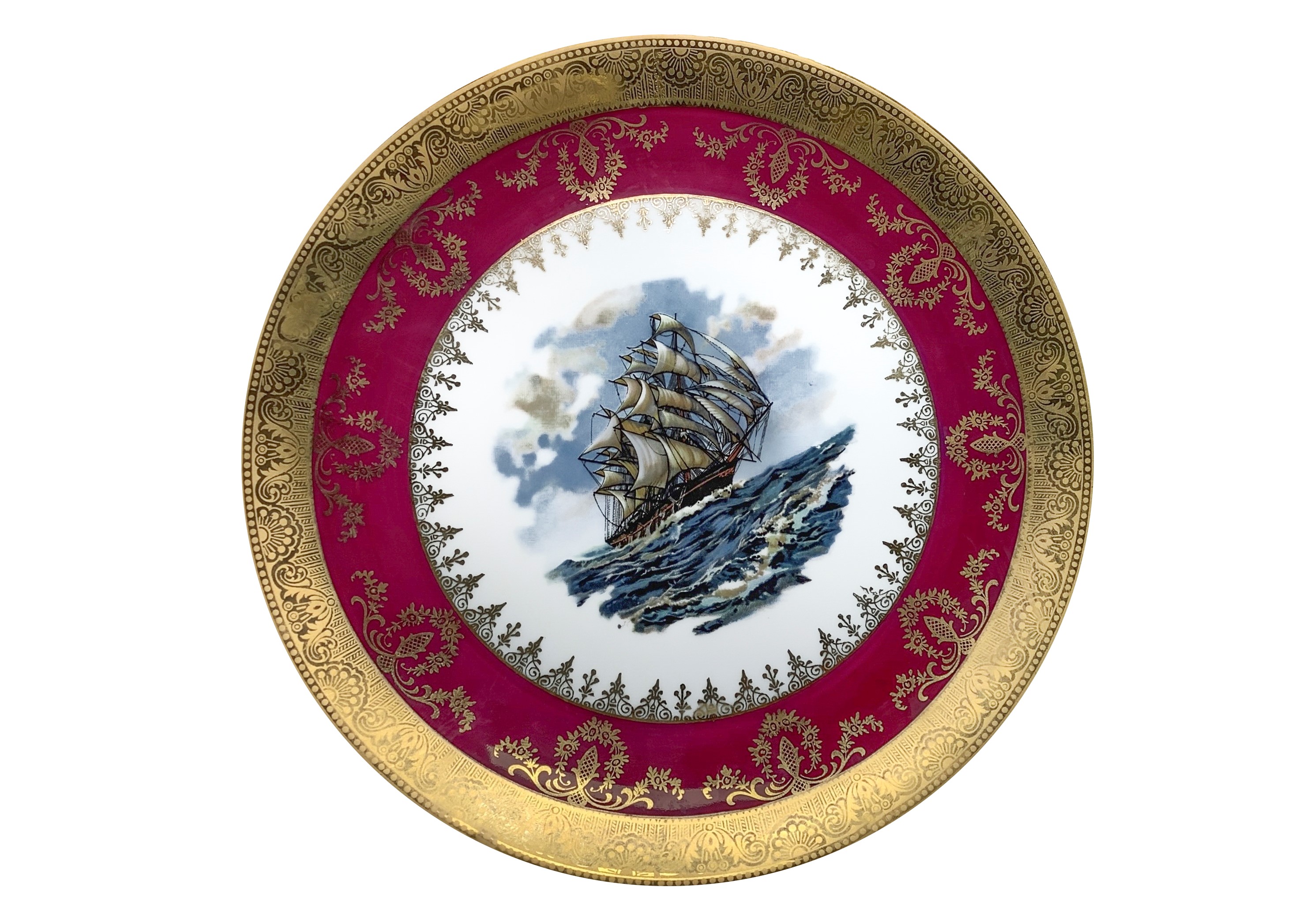Coppia di piatti in porcellana bordeaux e oro con un galeone al centro
