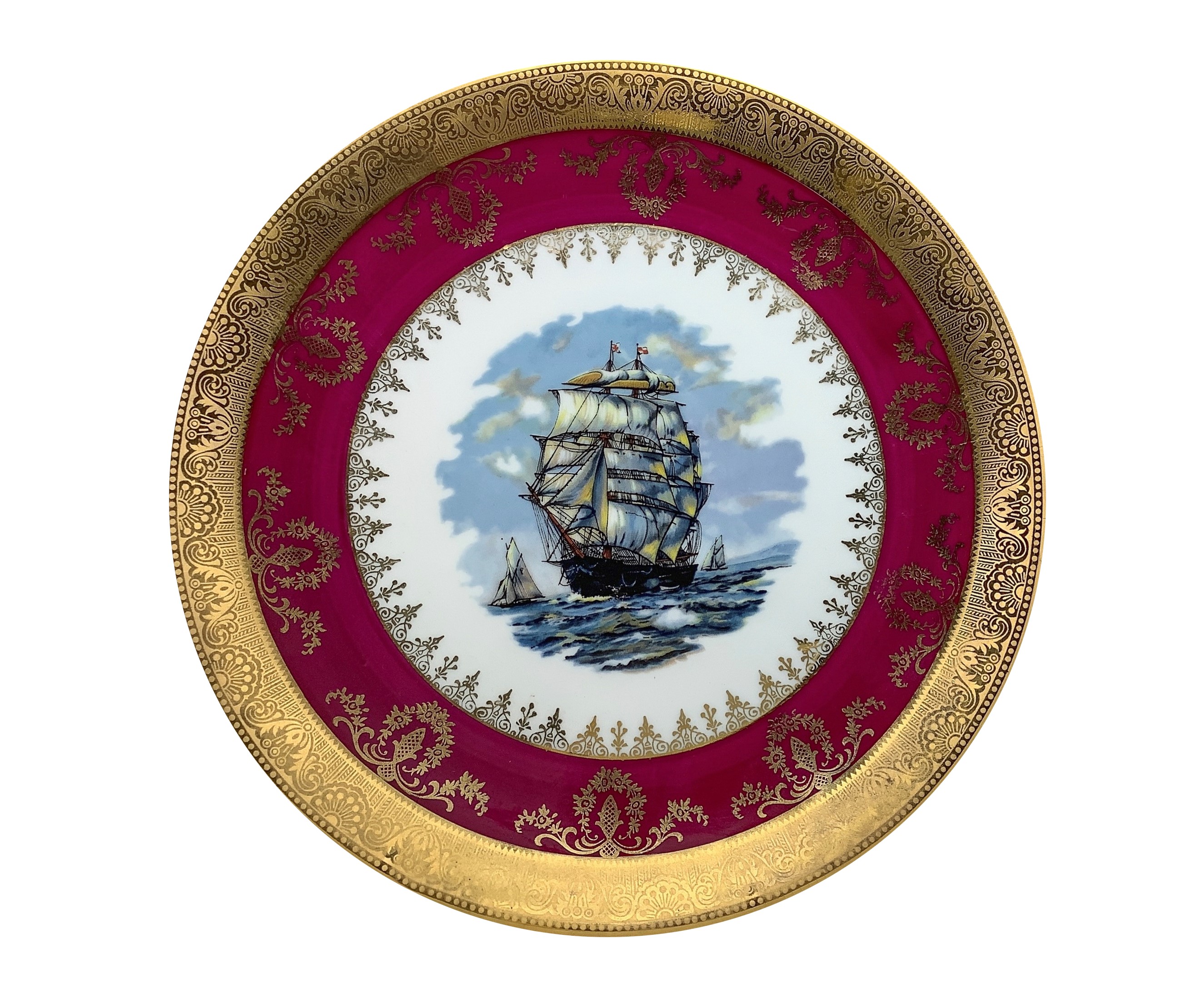 Coppia di piatti in porcellana bordeaux e oro con un galeone al centro