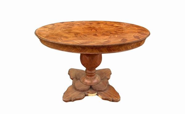 Tavolo tondo in legno di mogano con piede a quadrifoglio e piano intarsiato