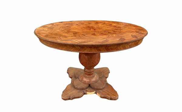 Round table in mahogany wood with cloverleaf foot and inlaid top