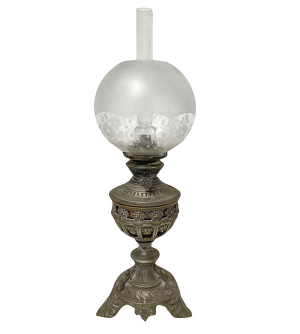 Lamp with metal base, decoration of leaves and flowers