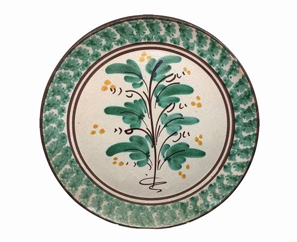 Piatto in ceramica di Caltagirone nei toni del verde,  con decorazioni di foglie d'acanto 